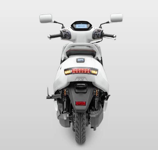 बजाज चेतक या TVS iQube, जानें- कीमत और माइलेज में कौन बेहतर