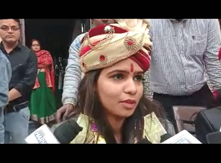 नोटों की माला,आंखों पर काला चश्मा...घोड़े पर न‍िकलीं दुल्हन