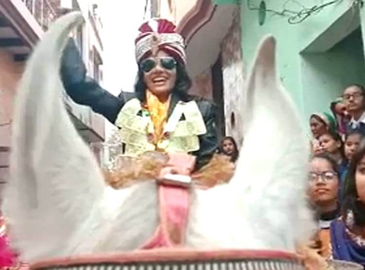 नोटों की माला,आंखों पर काला चश्मा...घोड़े पर न‍िकलीं दुल्हन