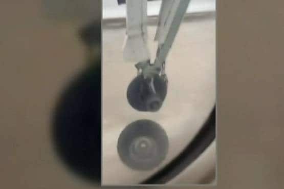 उड़ान भरते ही प्लेन से निकला पहिया, यात्रियों की अटक गईं सांसें