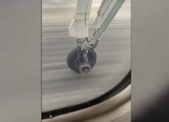 उड़ान भरते ही प्लेन से निकला पहिया, यात्रियों की अटक गईं सांसें