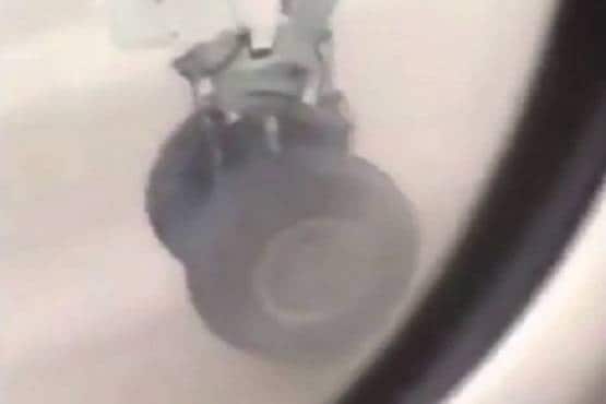 उड़ान भरते ही प्लेन से निकला पहिया, यात्रियों की अटक गईं सांसें