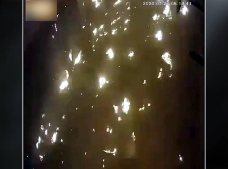 आसमान में धमाका और 33 सेकंड में विमान के उड़े परखच्चे, VIDEO