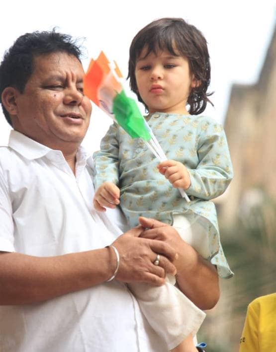 हाथ में तिरंगा-ट्रेडिशनल आउटफिट, गणतंत्र दिवस पर सारा का देश को सलाम