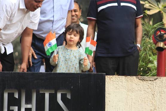 गणतंत्र दिवस पर तिरंगा फहराते दिखे नन्हें तैमूर, वायरल हुईं Photos