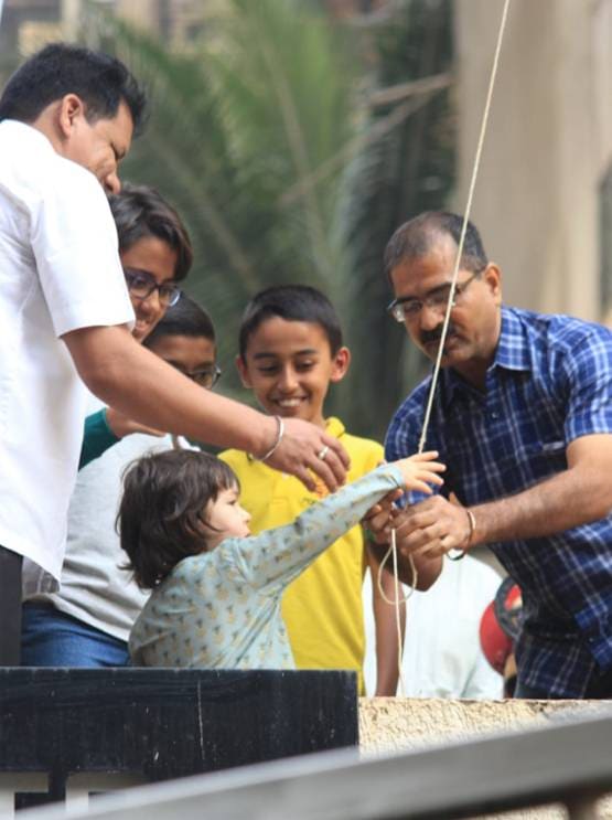 गणतंत्र दिवस पर तिरंगा फहराते दिखे नन्हें तैमूर, वायरल हुईं Photos