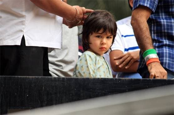 गणतंत्र दिवस पर तिरंगा फहराते दिखे नन्हें तैमूर, वायरल हुईं Photos