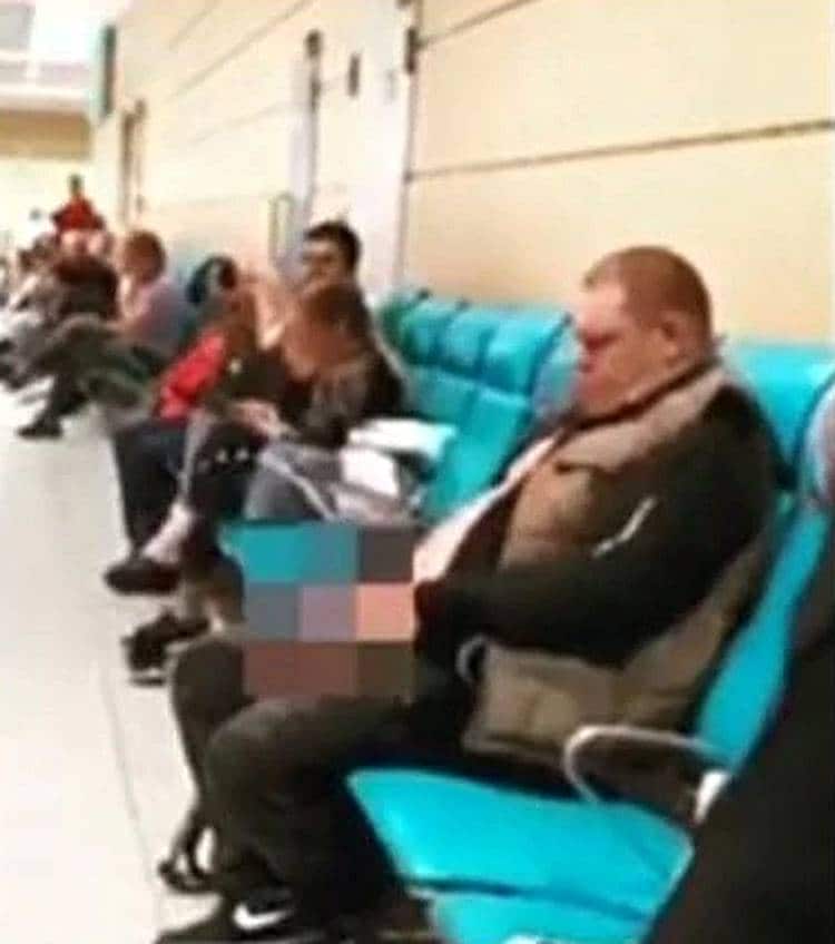 एयरपोर्ट के वेटिंग एरिया में बैठे-बैठे यात्री ने किया पेशाब, वायरल