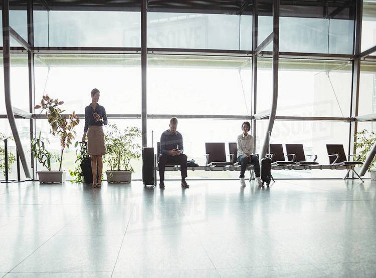 एयरपोर्ट के वेटिंग एरिया में बैठे-बैठे यात्री ने किया पेशाब, वायरल