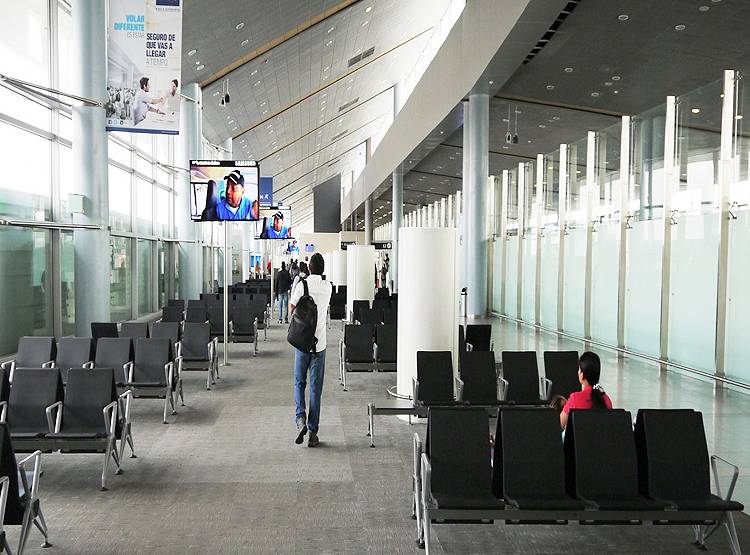 एयरपोर्ट के वेटिंग एरिया में बैठे-बैठे यात्री ने किया पेशाब, वायरल