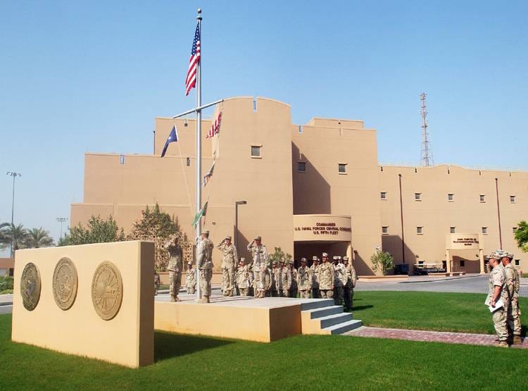 ईरान को ऐसे घेर रखा है US ने, खाड़ी में 100 से ज्यादा बेस