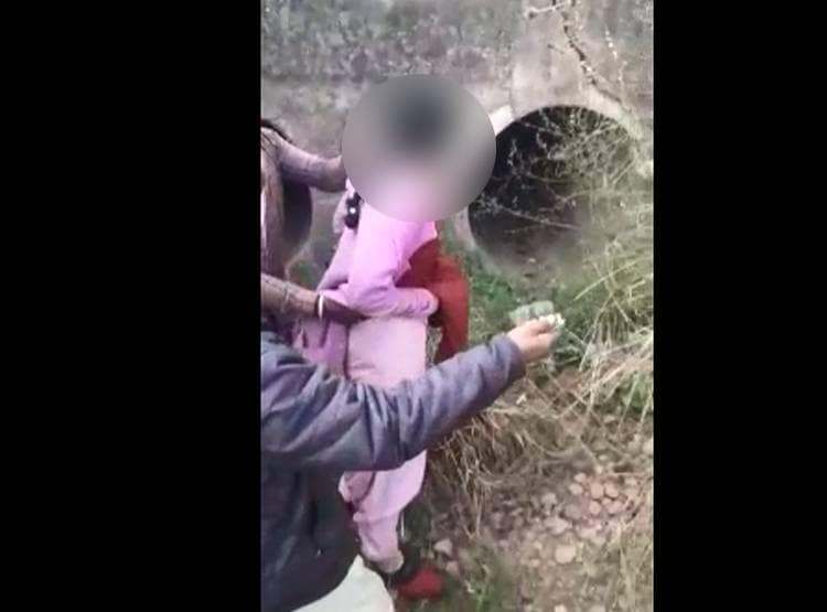 अश्लील हरकत कर रहा था कपल, ब‍िजली की तेजी से वायरल हुआ वीड‍ियो