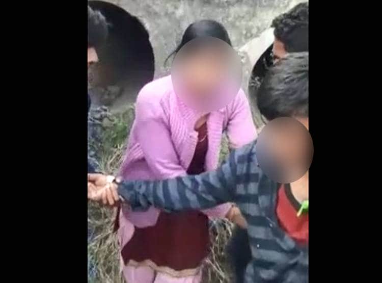 अश्लील हरकत कर रहा था कपल, ब‍िजली की तेजी से वायरल हुआ वीड‍ियो