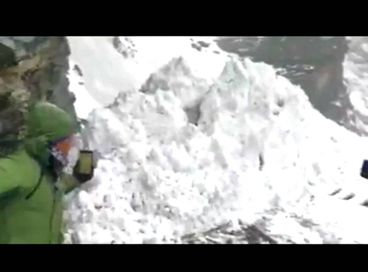 ...अचानक से सड़क पर सामने तैरने लगा ग्ल‍ेश‍ियर, वीड‍ियो वायरल