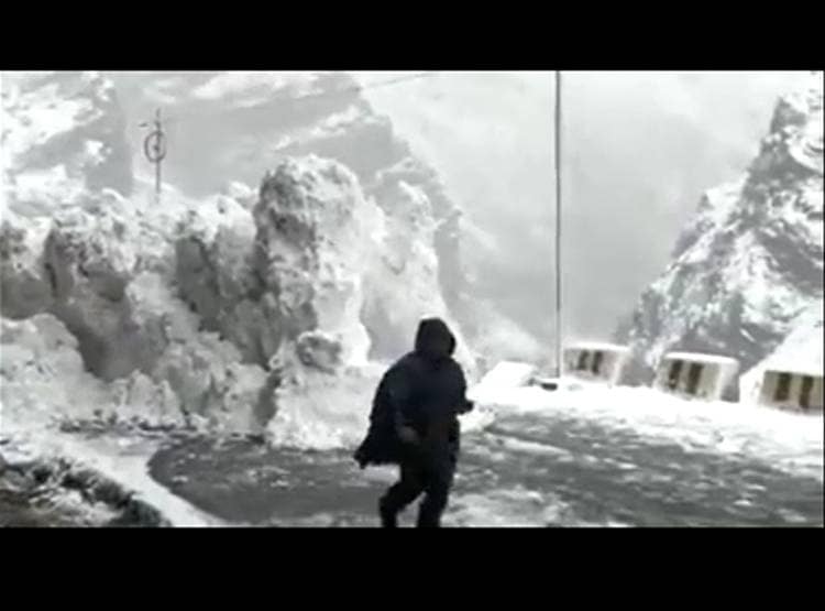 ...अचानक से सड़क पर सामने तैरने लगा ग्ल‍ेश‍ियर, वीड‍ियो वायरल