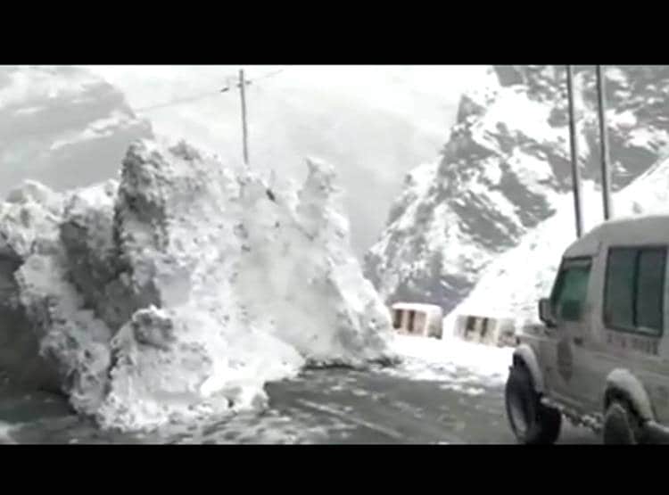 ...अचानक से सड़क पर सामने तैरने लगा ग्ल‍ेश‍ियर, वीड‍ियो वायरल