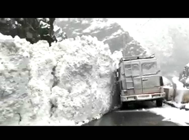 ...अचानक से सड़क पर सामने तैरने लगा ग्ल‍ेश‍ियर, वीड‍ियो वायरल