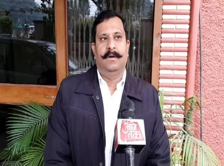 CM योगी के पसंदीदा रंग के फूलों की खेती करने लगा इंजीनियर, हो रही भारी कमाई