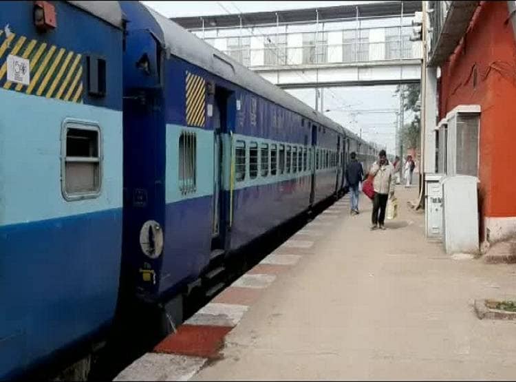 चलती ट्रेन में विधवा से गैंगरेप, GRP ने एक आरोपी को मौके से दबोचा