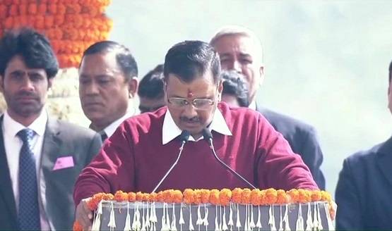 मफलर नहीं, रेड स्वेटर से केजरीवाल ने जीता दिल, जानें कितनी है कीमत