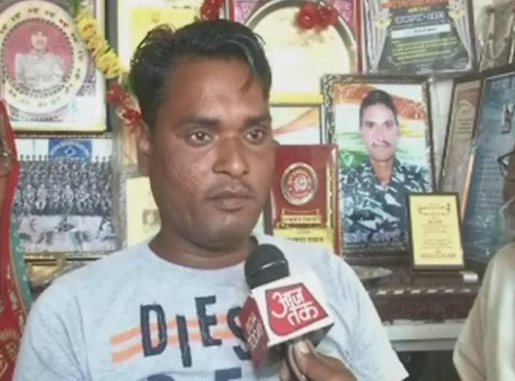 पुलवामा: खुद के पैसों से लगा रहे शहीद की मूर्ति, सरकारी वादे न‍िकले खोखले