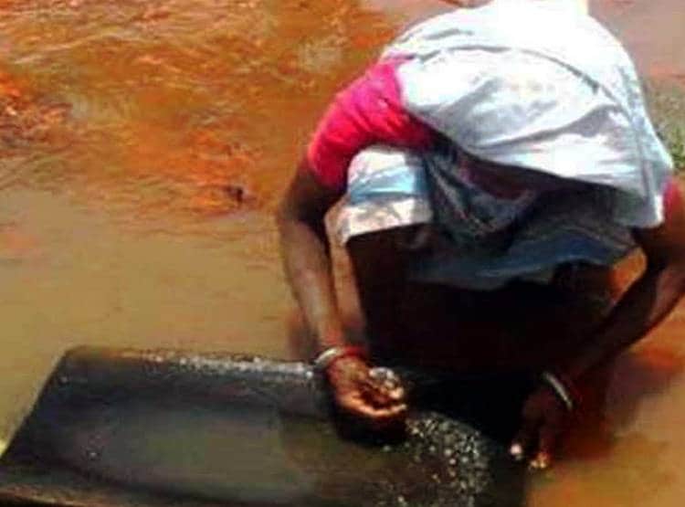 इस नदी में बहता है सोना, सूप से न‍िकालते हैं कण, रहस्यमयी है वजह