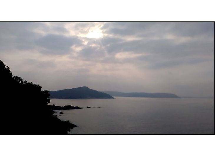 पाताल के अंदर धंसा है शिवलिंग, पास में ॐ के आकार का बीच