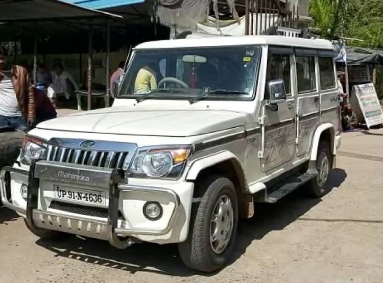 बगैर हेलमेट कार चला रहा था ये शख्स, कट गया 500 रुपये का चालान