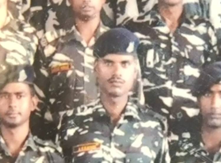 पुलवामा: खुद के पैसों से लगा रहे शहीद की मूर्ति, सरकारी वादे न‍िकले खोखले