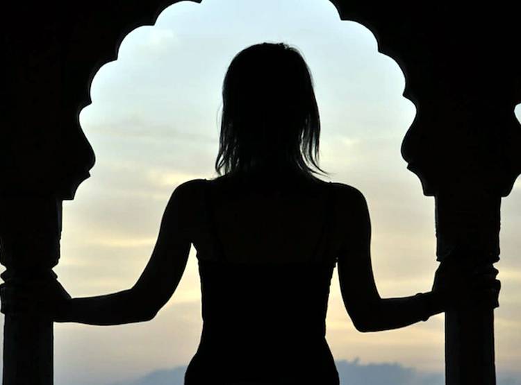 पेड़ से लटका म‍िला कपल, एक ही चुन्नी से बनाए थे दो फंदे