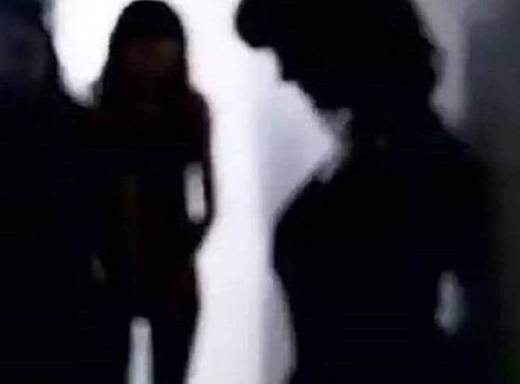 सेक्स रैकेट के ठ‍िकाने पर पड़ा छापा तो छत से कूदी युवती, तड़पते हुए तोड़ा दम