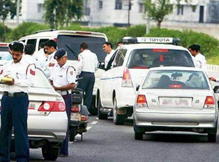 बगैर हेलमेट कार चला रहा था ये शख्स, कट गया 500 रुपये का चालान