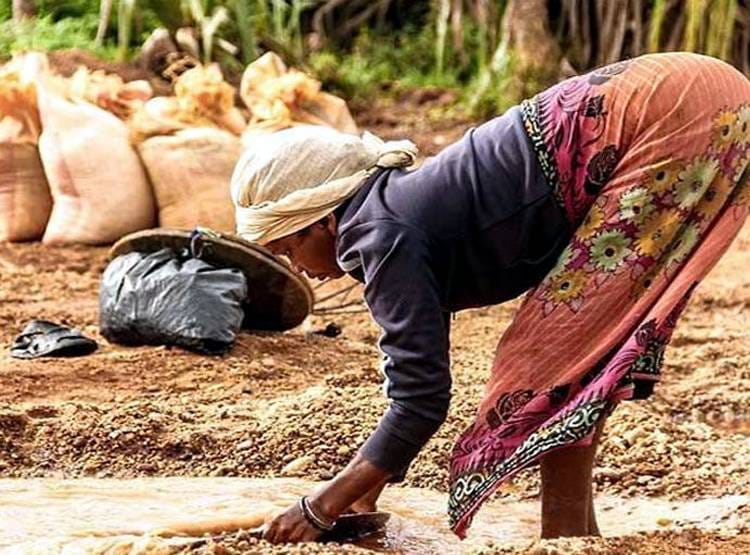 इस नदी में बहता है सोना, सूप से न‍िकालते हैं कण, रहस्यमयी है वजह