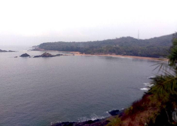 पाताल के अंदर धंसा है शिवलिंग, पास में ॐ के आकार का बीच