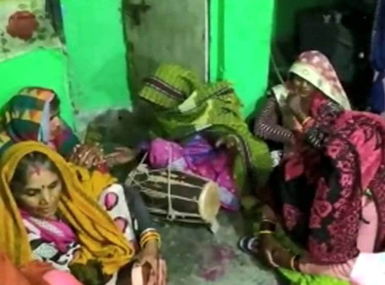 क‍िन्नर ने कुत‍िया को बच्चे की तरह पाला, प‍ि‍ल्ला हुआ तो मनाया जश्न