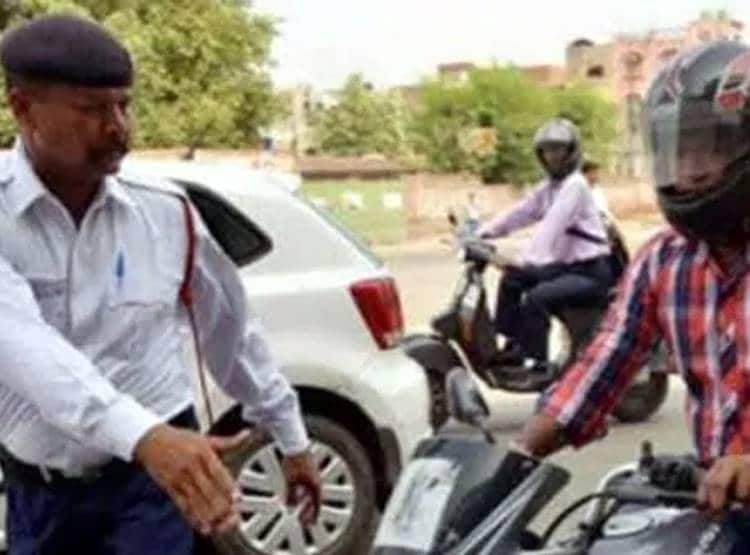 बगैर हेलमेट कार चला रहा था ये शख्स, कट गया 500 रुपये का चालान