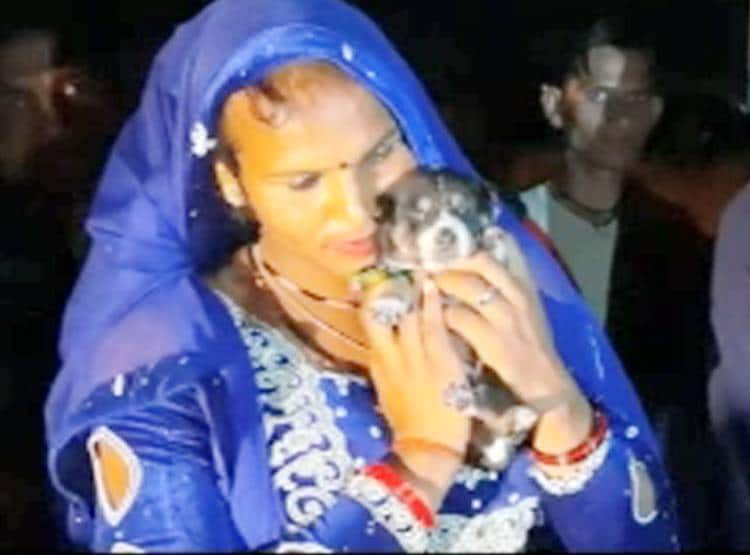 क‍िन्नर ने कुत‍िया को बच्चे की तरह पाला, प‍ि‍ल्ला हुआ तो मनाया जश्न