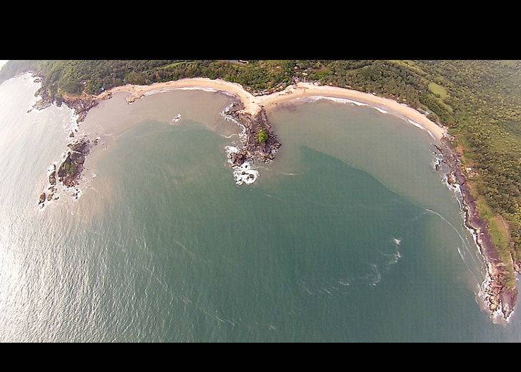 पाताल के अंदर धंसा है शिवलिंग, पास में ॐ के आकार का बीच