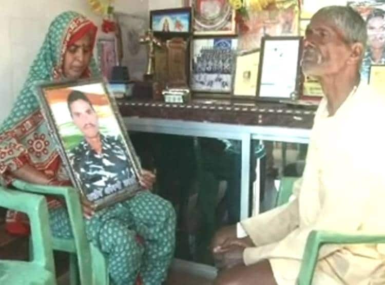 पुलवामा: खुद के पैसों से लगा रहे शहीद की मूर्ति, सरकारी वादे न‍िकले खोखले