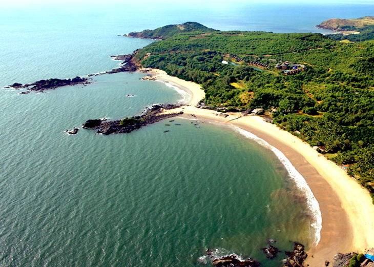 पाताल के अंदर धंसा है शिवलिंग, पास में ॐ के आकार का बीच