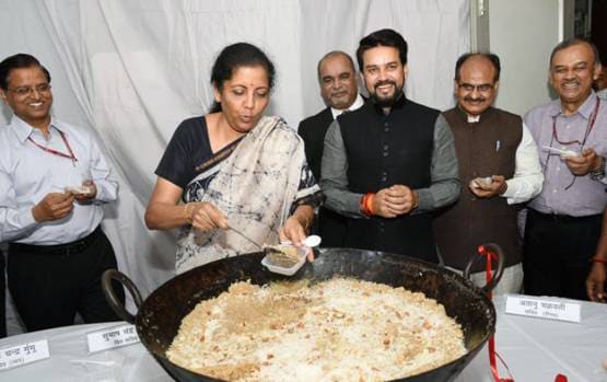 JNU से पढ़ाई, कांग्रेस नेता की बहू, ऐसा है वित्त मंत्री निर्मला का परिवार