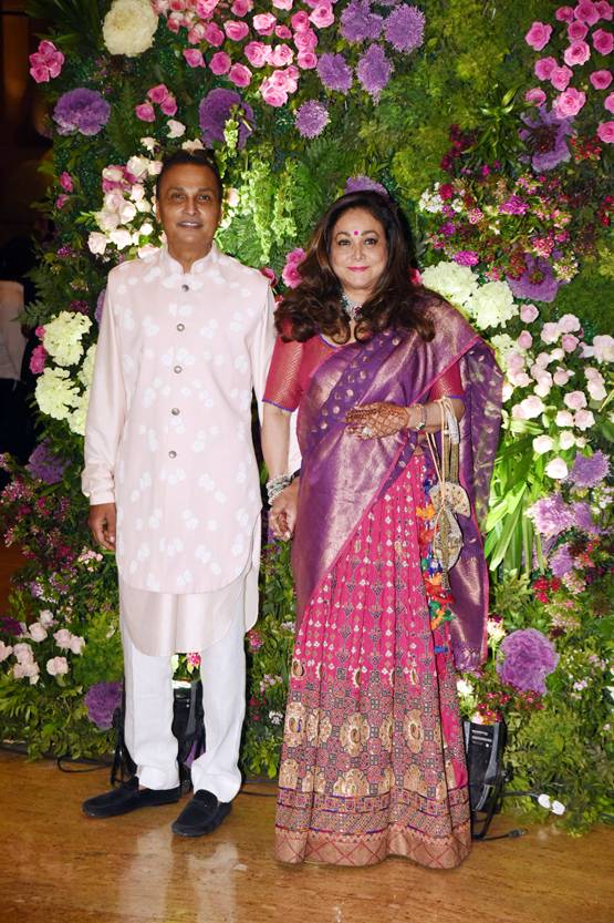 भाई की बारात लेकर पहुंचीं करीना-करिश्मा, वायरल अरमान का वेडिंग एलबम