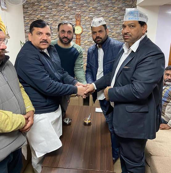 MLA बना पंक्चर वाले का बेटा, लाखों की नौकरी छोड़ ज्वाइन की थी AAP