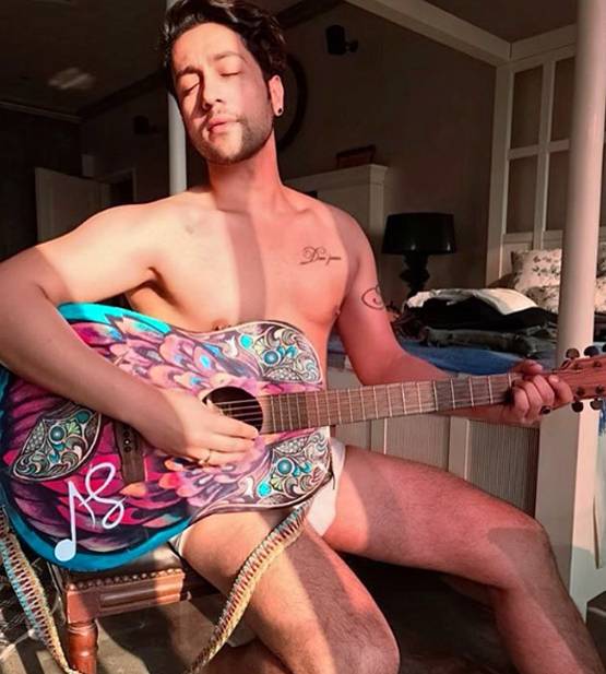 कंगना के को-स्टार ने शेयर की 'न्यूड फोटो', मिली सलाह- कपड़े पहनो, लगेगी ठंड