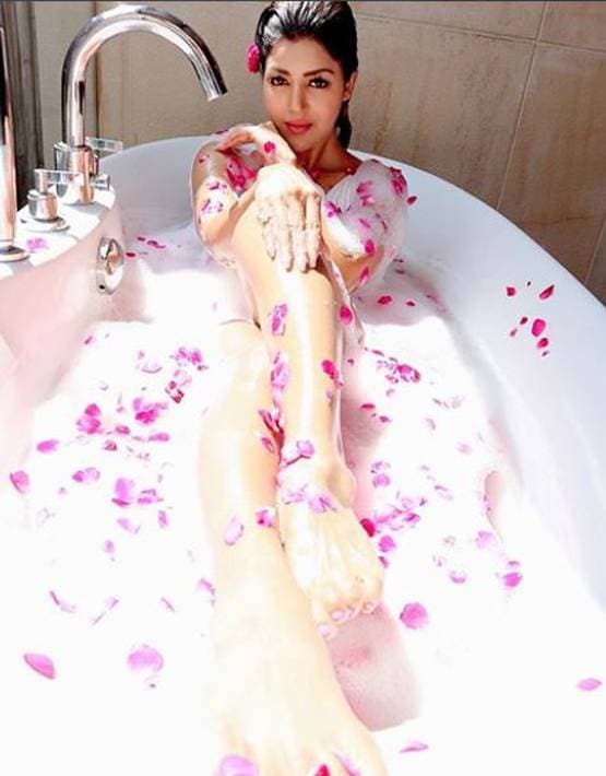 देबीना बनर्जी ने शेयर की बोल्ड तस्वीरें, बाथटब में दिए पोज