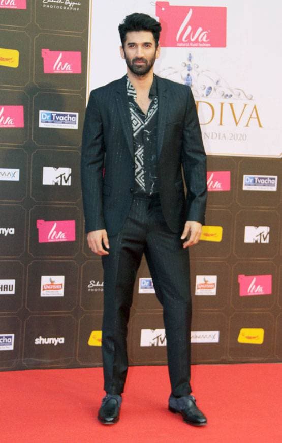 रेड कार्पेट पर स्टार्स का जलवा, वन शोल्डर ड्रेस में स्टनिंग दिखीं मलाइका