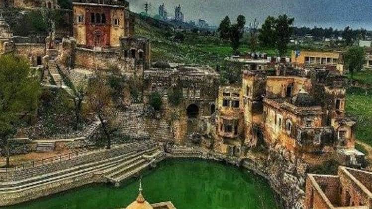 PAK का ये शिव मंदिर है खास, प्रियंका और सोनिया गांधी भी यहां कराती हैं पूजा
