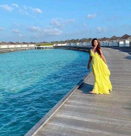 समंदर में 'टीवी की नागिन' का फ्लोटिंग ब्रेकफास्ट, बोल्ड लुक में आईं नजर