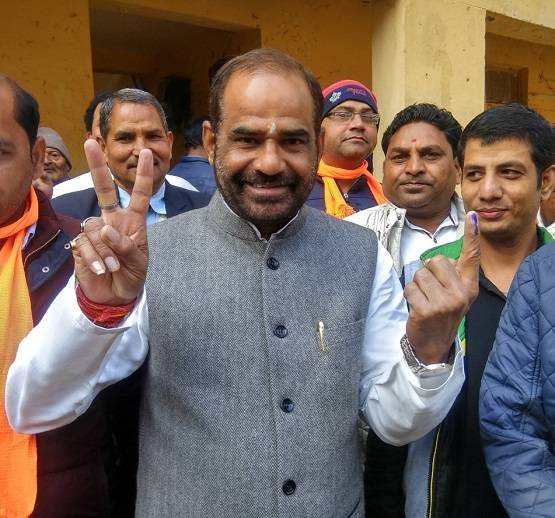 केजरीवाल का मफलर-मनीष की टोपी, भगवा रंग में नजर आए भाजपाई