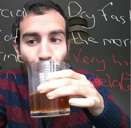 4 साल से अपना पेशाब पी रहा शख्स, उम्र थम जाने का कर रहा दावा